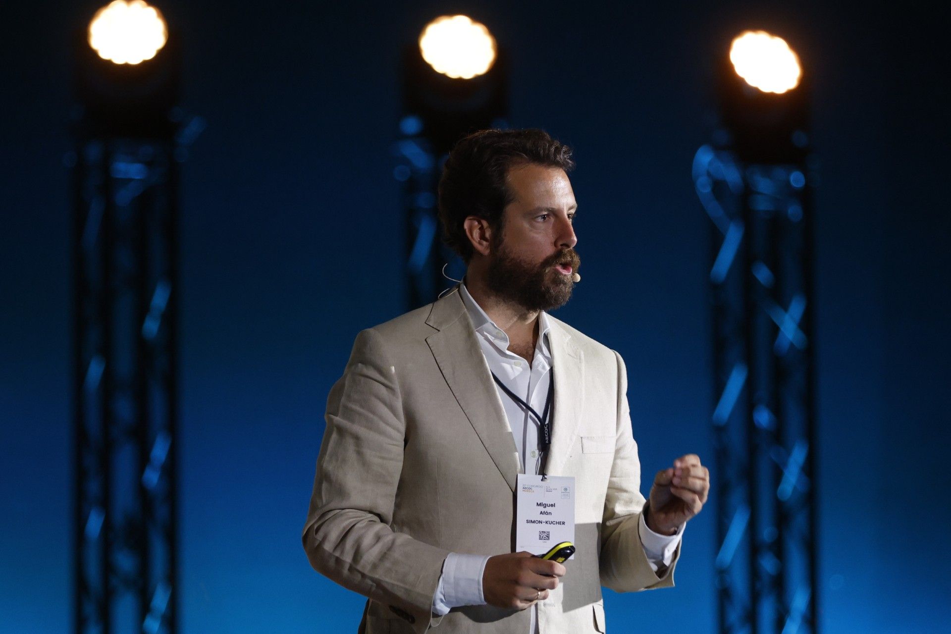 Miguel Afán de Ribera speaking on stage